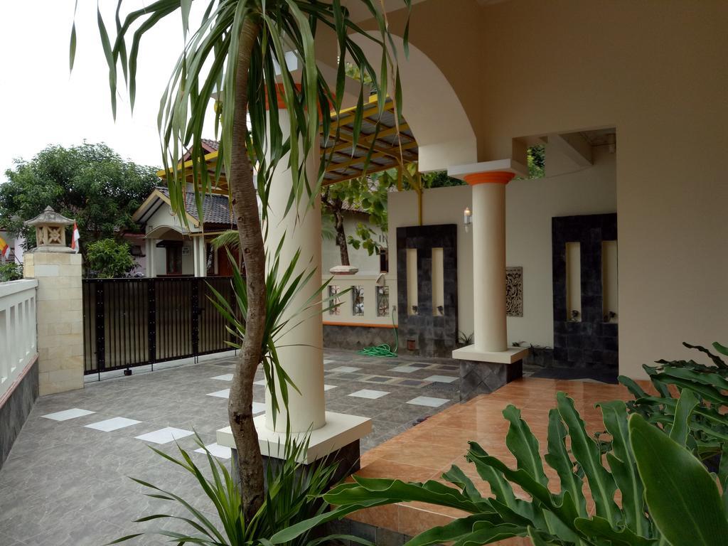 Nariska Suite Homestay ジョグジャカルタ エクステリア 写真